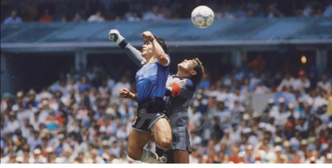Maradona disputando con defensa un balón de cabeza