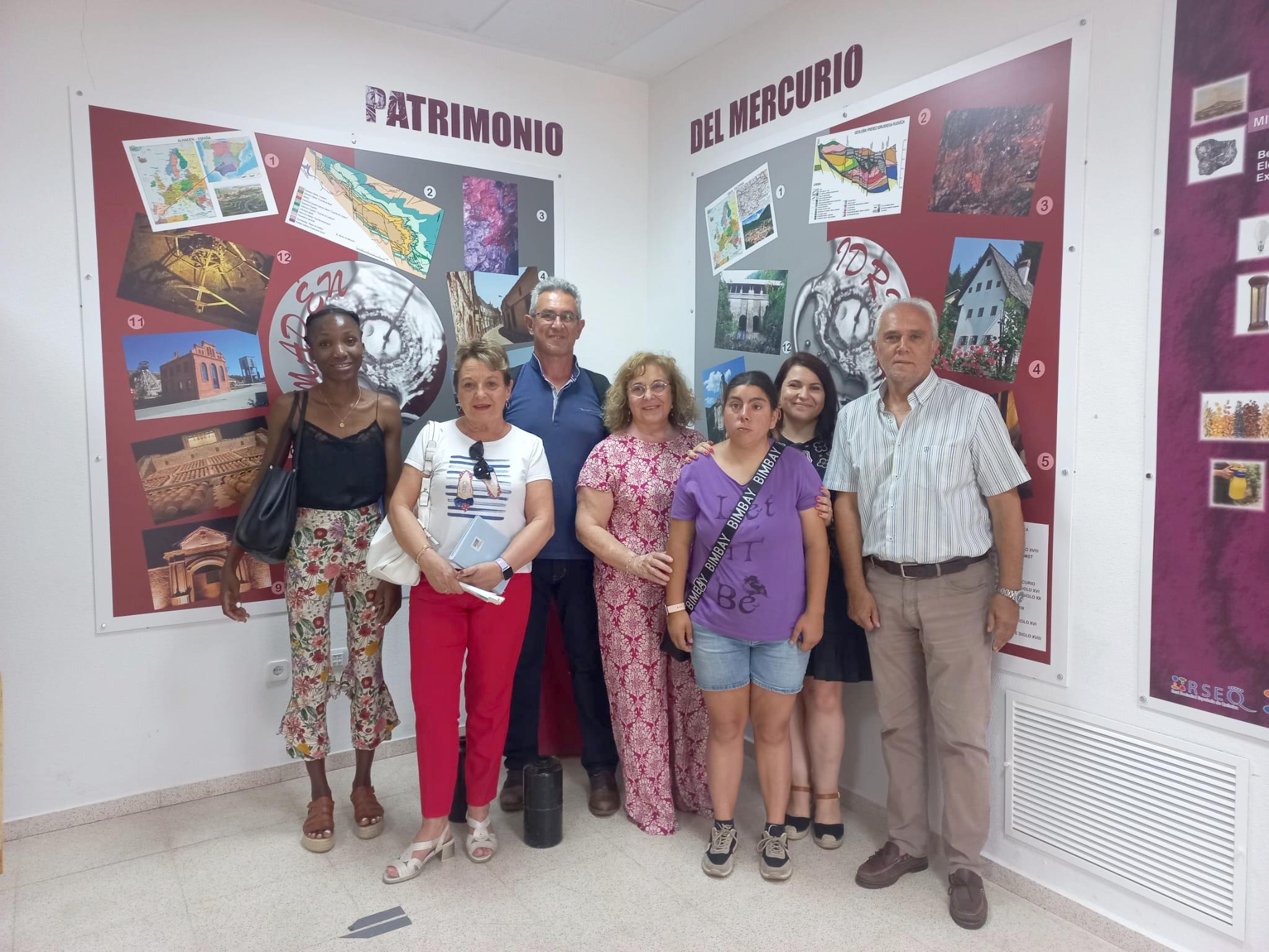 Foto de la alumna que ha realizado las prácticas con autoridades municipales, provinciales y universitarias