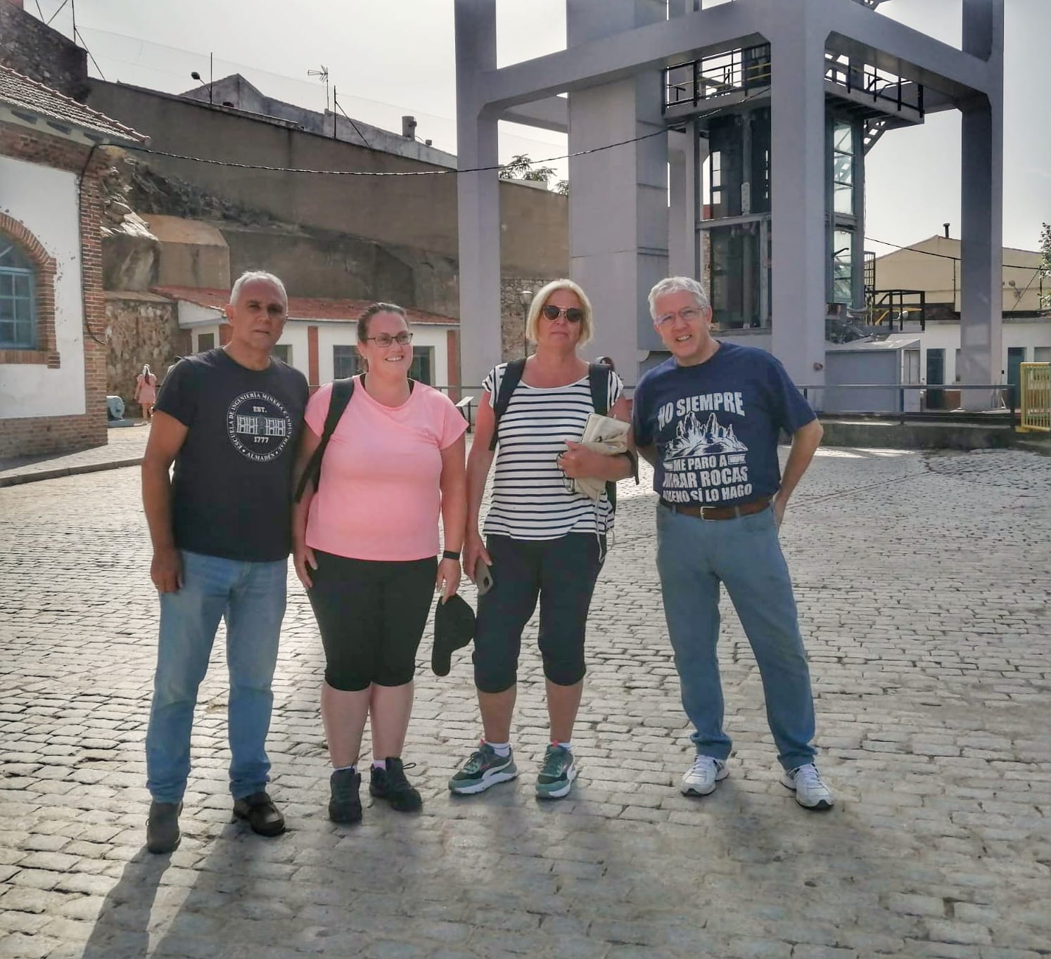 Foto con cuatro personas, las dos evaluadoras UNESCO y dos profesores de la Escuela de Ingeniería Minera e Industrial de Almadén: Luis Mansilla y José Luis Gallardo