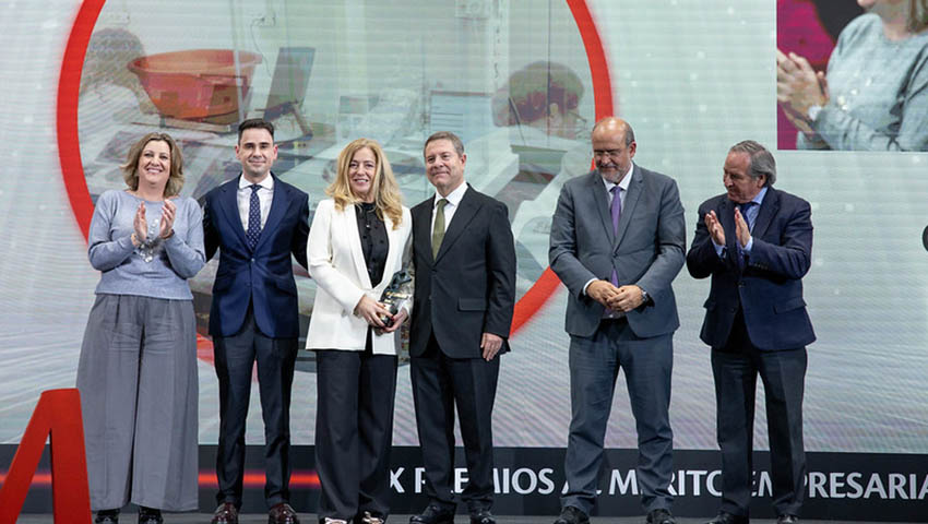 La profesora de la UCLM Leonor Gallardo recibe el Premio al Mérito Empresarial en la categoría Mujer Empresaria
