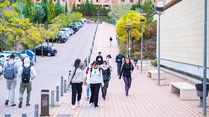 Estudiantes paseando por el Campus de Cuenca