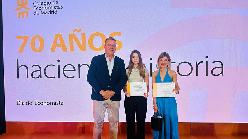 La egresada en Administración y Dirección de Empresas por la UCLM Aroa Muñoz, premiada por el Colegio de Economistas de Madrid