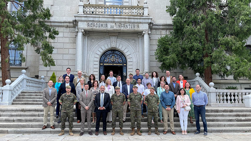 Delegación de la UCLM visita la Academia de Infantería de Toledo.