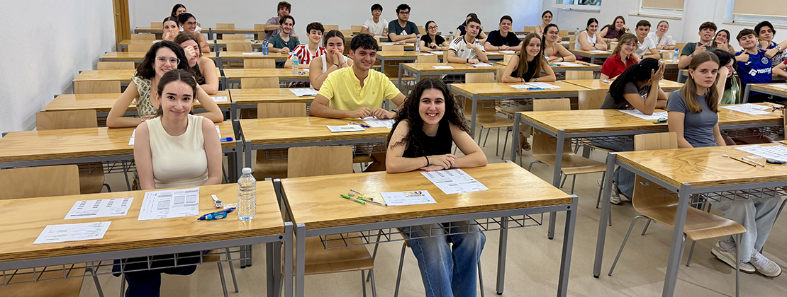Estudiantes preuniversitarios/as dispuestos a empezar las PAU en el Campus de Ciudad Real