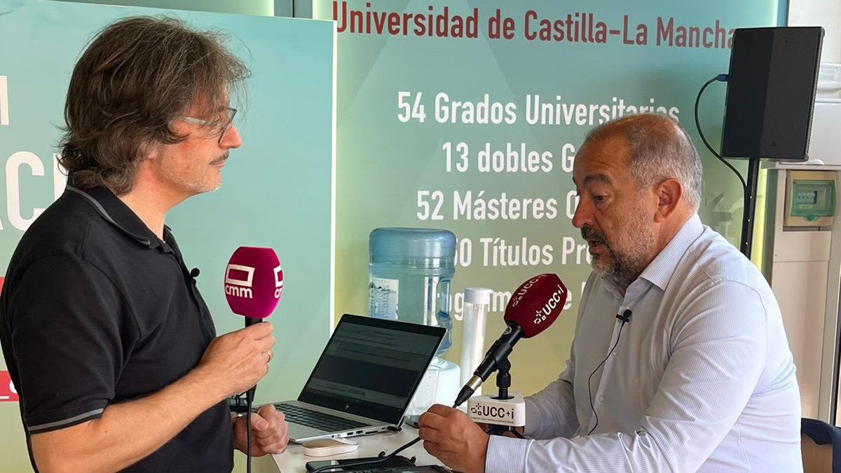 Román Escudero entrevisa a Julián Garde, rector de la UCLM, en la Feria de Albacete